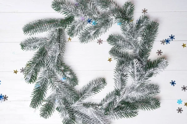 Grinalda de Natal em madeira branca com estrelas de prata,. Espaço para SMS. Decoração artesanal — Fotografia de Stock