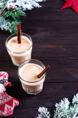 Eggnog Gemadinha, koyu ahşap arka planda bir alkollü içecek veya kokteyl, Noel yemeği içeceğidir..
