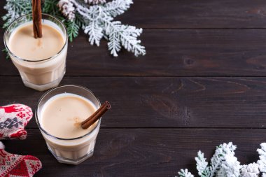 Eggnog Gemadinha, koyu ahşap arka planda bir alkollü içecek veya Noel yemeği içeceğidir. Boşluğu kopyala