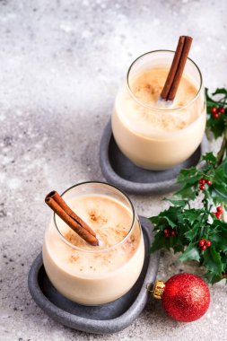 Yılbaşı ya da noel kokteyli, tarçın ve hindistan cevizi karışımı, kutsal böğürtlen dalları ve hafif taşlı balo oyuncağı, şenlikli süsleme.