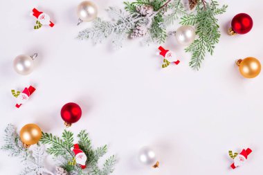 Noel arkaplanı. Noel Baba 'lı Noel ağacı dalı ve beyaz arka planda toplar. Boşluğu kopyala, üst görünüm