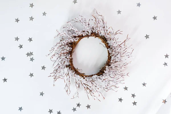 Χριστουγεννιάτικο στεφάνι κλαδιά του παγετού σε λευκό φόντο με ακτίνες του ήλιου και αστέρια, επίπεδη lay αντίγραφο χώρο — Φωτογραφία Αρχείου