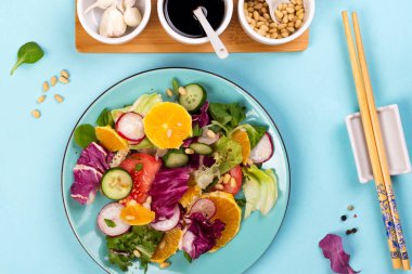 Sebzeli ve soslu organik vejetaryen salatasını kapat. Asya gıda kavramı