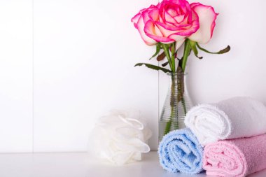 Spa banyosu kozmetik ürünleri ve çiçek gülü.