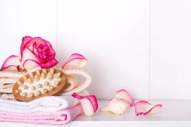 Vücut için spa kozmetik ve fırça ile kompozisyon, beyaz üzerinde izole