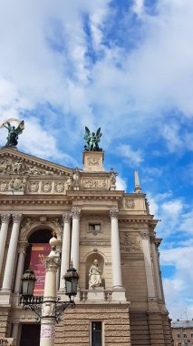 LVIV, UKRAINE - 16 Temmuz 2018: Lviv 'de bir yaz gününde Akademik Opera ve Bale Tiyatrosu,