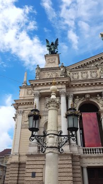 LVIV, UKRAINE - 16 Temmuz 2018: Lviv opera ve bale sahnesi. Merkezi heykel Zafer, sol heykel Müzik, sağ figür Komedi ve Drama.