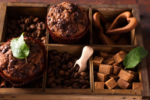 Μπαχαρικά, cupcakes καφέ και σοκολάτας σε ξύλινο κουτί, close up — Φωτογραφία Αρχείου