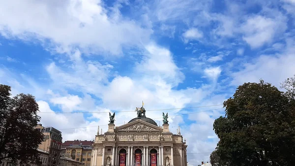 Lviv színház opera és balett külső. A központi szobor a győzelem, a bal a zene, a jobb oldali figura a komédia és a dráma.. — Stock Fotó