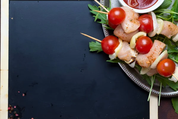 BBQ ingredienti per barbecue con pollo alla griglia marinato e pomodoro sherry con lavagna di gesso per spazio copia — Foto Stock