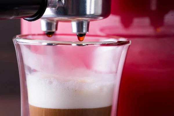 咖啡机，准备新鲜的拿铁咖啡，在餐馆倒入杯子，关门 — 图库照片