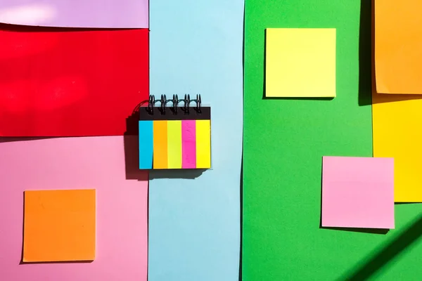 Notas pegajosas coloridas sobre el fondo de papel de color — Foto de Stock