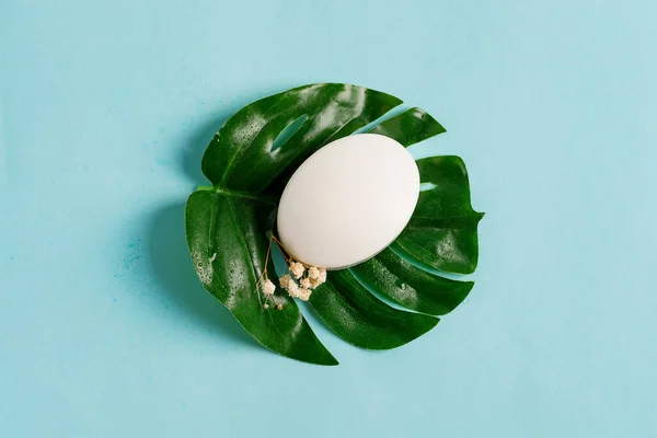 Barra de sabão branco em folha de palma verde com flores brancas . — Fotografia de Stock