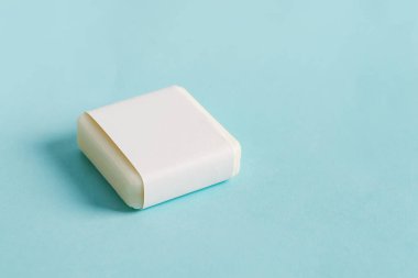 El yapımı doğal sabun kalıbı ve pastel mavi arka planda kağıt etiket. Tasarımınız ve yaratıcılığınız için bir model.