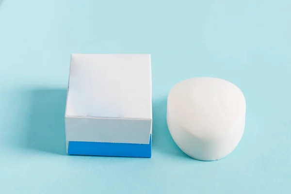 아 로 틱 천연 비누바와 파랗고 하얀 배경에 포장하기 위한 백지 상자입니다. 당신의 디자인 과 창의성을 위해 일하 세요.. — 스톡 사진