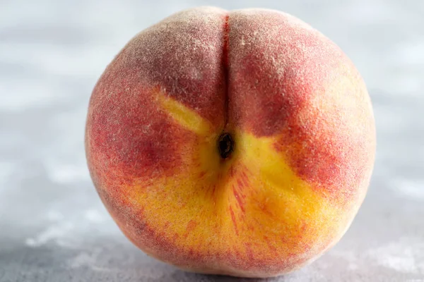 Makro näkymä tuoreita luonnonmukaisia persikka hedelmiä marmori harmaa tausta. — kuvapankkivalokuva