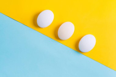 El yapımı bitkisel sabun, duoton mavi arka planda sahte kağıt etiket..