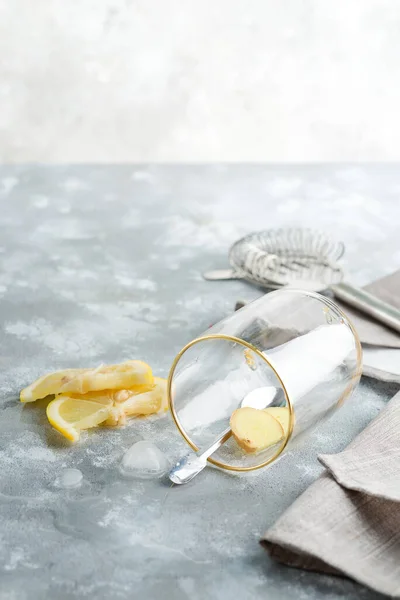 Erfrischender hausgemachter kalter Cocktail oder Limonade aus Zitrone im Glas mit Eiswürfeln auf einem marmorgrauen Tisch. — Stockfoto