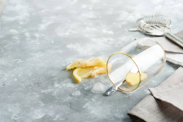 Erfrischender Ingwer im Glas mit Tropfenwasser auf einem marmorgrauen Tisch. — Stockfoto