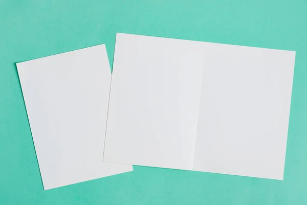 Cartas em branco para escrever mensagens ou texto em um fundo azul-turquesa pastel . — Fotografia de Stock