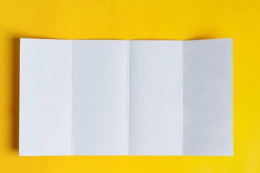 Sarı arkaplan üzerinde dört katlı broşür.