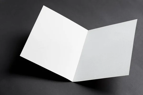 Bifold dobrado business white card mockup — Fotografia de Stock