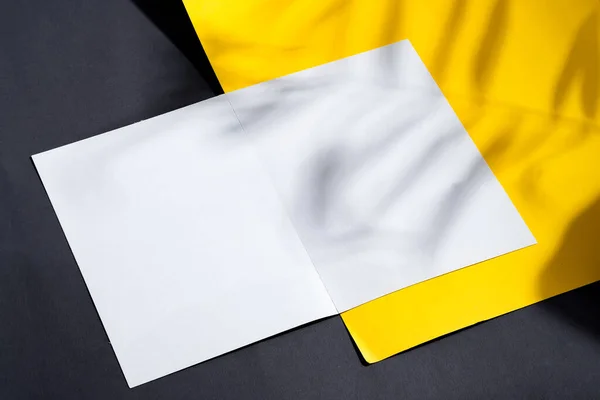 Bifold dobrado business white card mockup com sombras — Fotografia de Stock