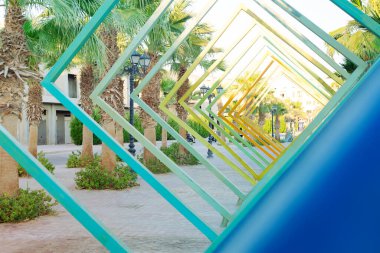 Kare perspektif boyunca palmiye ağaçlarının soyut görünümü.