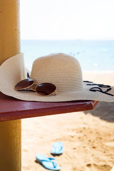 Conjunto com chapéu de sol e óculos de sol em uma prateleira . — Fotografia de Stock