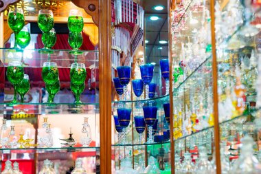 El yapımı renkli şarap kadehleri olan bir mağaza vitrini..