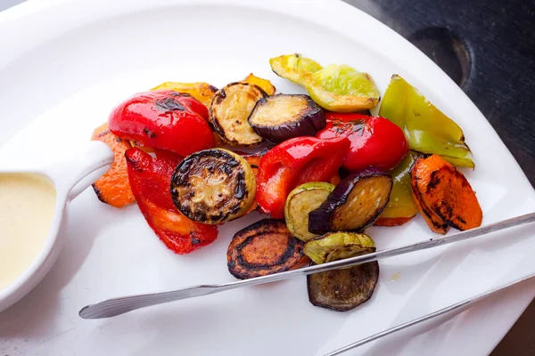 Fresh natural grilled vegetables with white sauce. — Stock Photo, Image