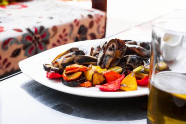 Lezzetli taze pişmiş soslu taze midyeler..