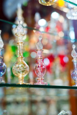 El yapımı renkli şarap kadehleri olan bir mağaza vitrini..