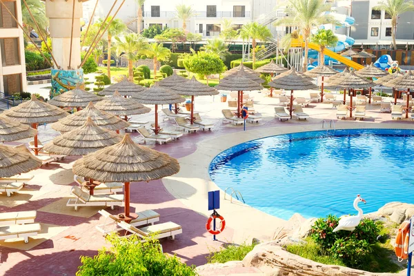 EGIPTO, HURGHADA - 10 de julio de 2020: Vista desde la ventana al territorio de SeaGull Beach Resort con piscina . —  Fotos de Stock
