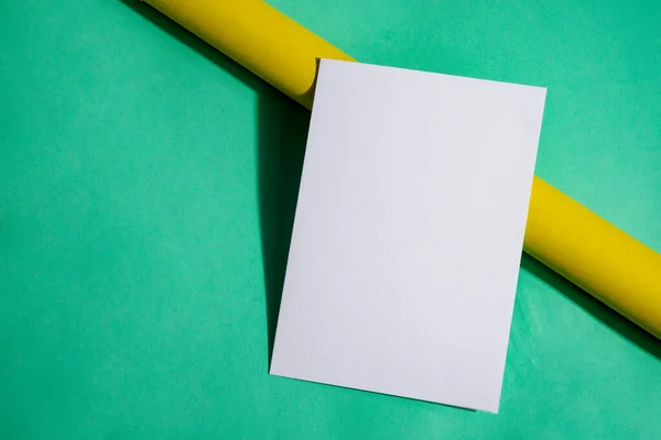 Brochura de maquete e rolo de papel amarelo. — Fotografia de Stock