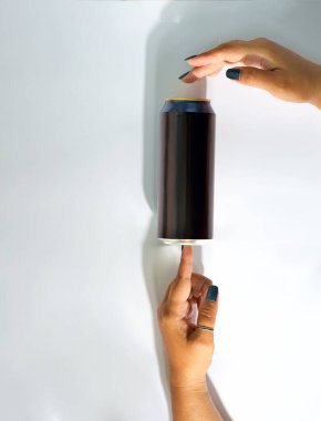 Sahte içki kutusu ve gölgeli kadın elleri.