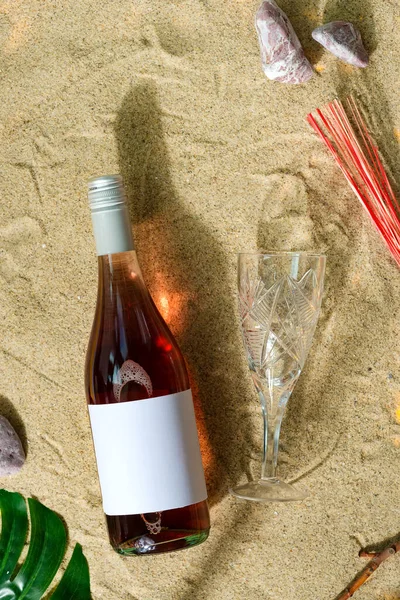 Макупа пляшка вина на пляжі . — стокове фото