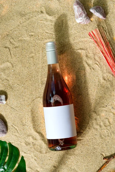Макупа пляшка вина на пляжі . — стокове фото