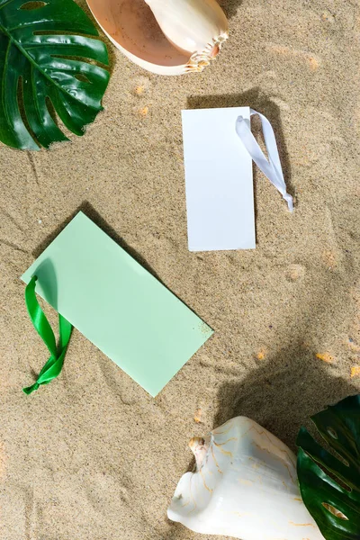 Αποθηκεύστε άδειες κάρτες πρόσκλησης σε μια παραλία με άμμο. — Φωτογραφία Αρχείου