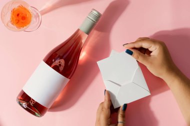 Gül şarabı ve elinde mektupla tebrik kartı..