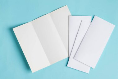 Metinler için boş beyaz kartpostallar, pastel mavi arkaplan üzerindeki mesajlar ve kopyalama alanı. Üst Manzara. Tebrik kartı..