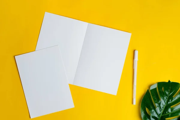 Mock Κενές Κάρτες Λευκό Χαρτί Για Κείμενο Μηνύματα Παστέλ Κίτρινο — Φωτογραφία Αρχείου