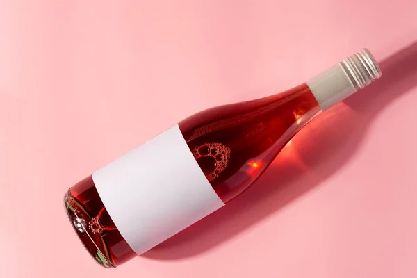 Rosenweinflaschen Attrappe Cocktail Über Pastellrosa Hintergrund Mit Kopierraum Und Schatten — Stockfoto