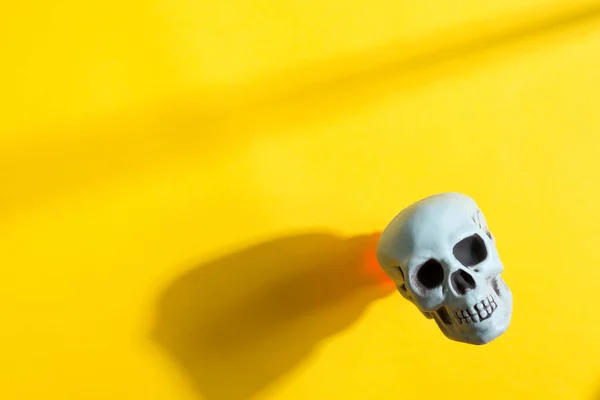 Creatieve Halloween Party Achtergrond Met Menselijke Schedel Een Gele Achtergrond — Stockfoto