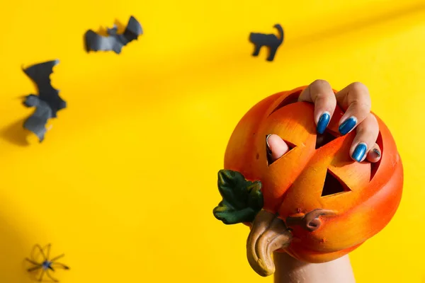 Main Femme Tient Halloween Décoration Citrouille Dessus Fond Jaune Avec — Photo