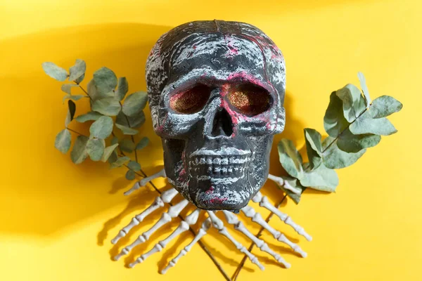 Decoratieve Helloween Party Achtergrond Met Menselijke Schedel Handen Droge Plant — Stockfoto