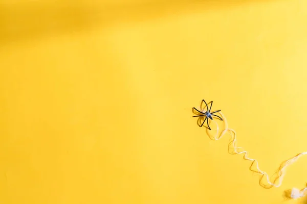 Fondo Fiesta Halloween Creativo Con Araña Web Sobre Fondo Amarillo — Foto de Stock