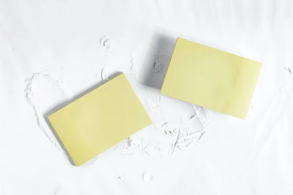 Fond Poudré Blanc Créatif Avec Deux Cartes Blanches Maquettes Des — Photo