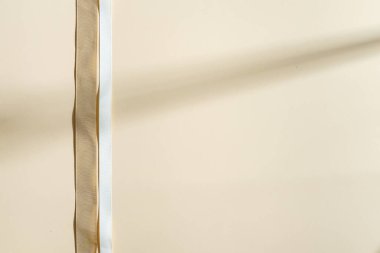 Dekoratif zemin, yumuşak gölgeli, pastel bej bir zemin üzerinde iki düz paralel şeritten oluşan bir kenar. Kopyalama alanı. Düz yatıyordu.