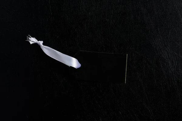 Mockup Étiquette Vêtements Papier Noir Avec Ruban Blanc Sur Fond — Photo